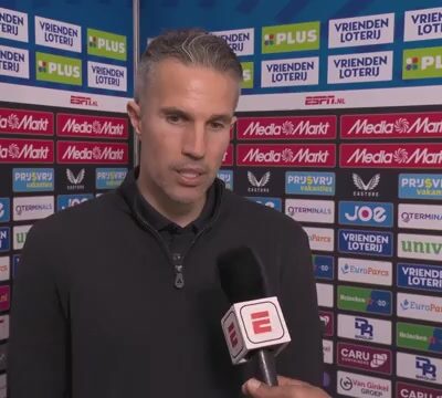 Robin van Persie geeft een interview langs de lijn