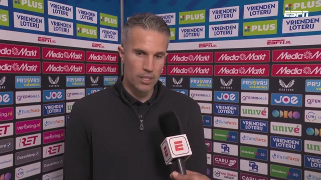 Robin van Persie geeft een interview langs de lijn
