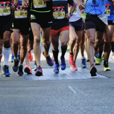Hardlopers met startnummers tijdens een halve marathon in de stad