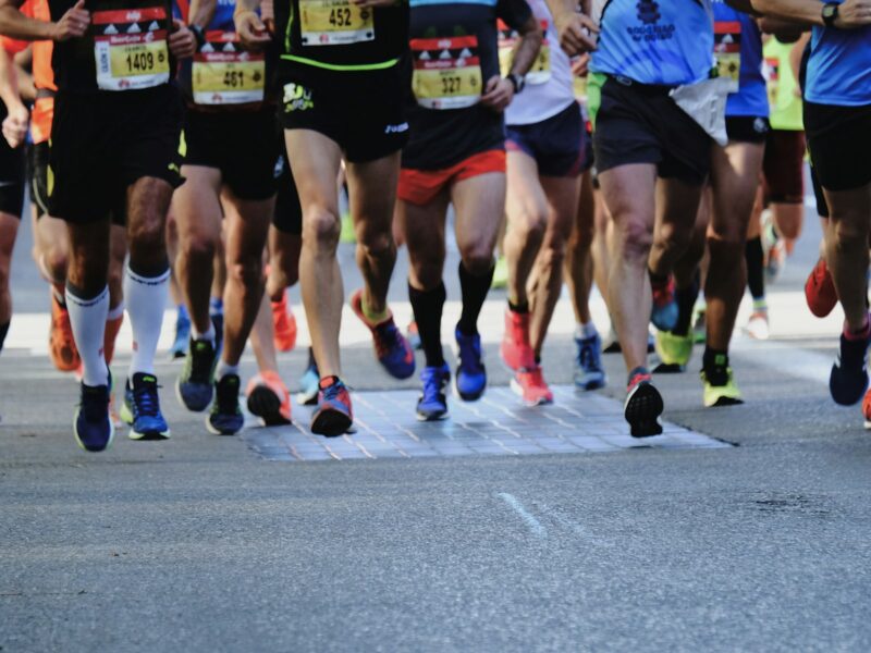Hardlopers met startnummers tijdens een halve marathon in de stad