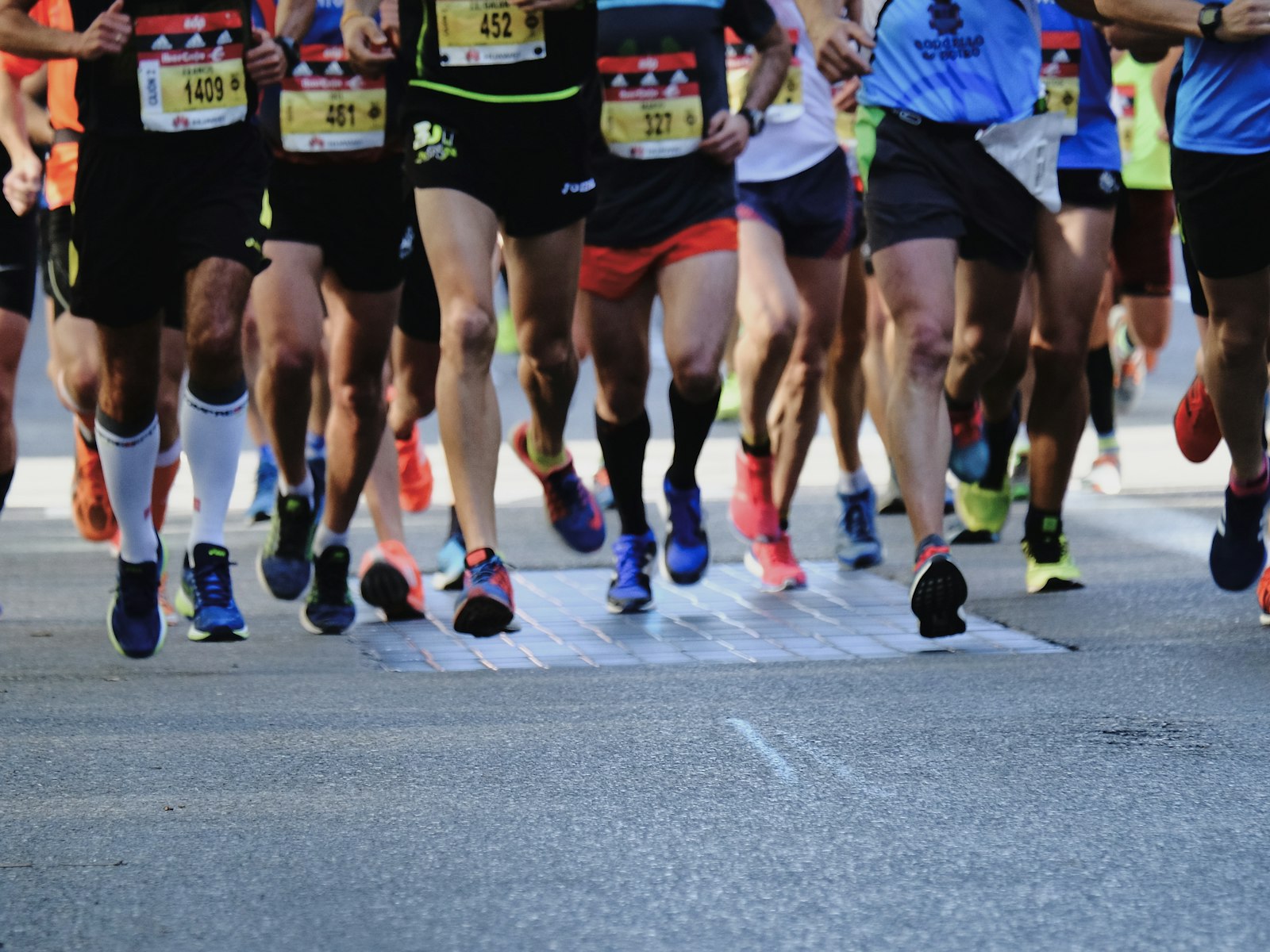 Hardlopers met startnummers tijdens een halve marathon in de stad