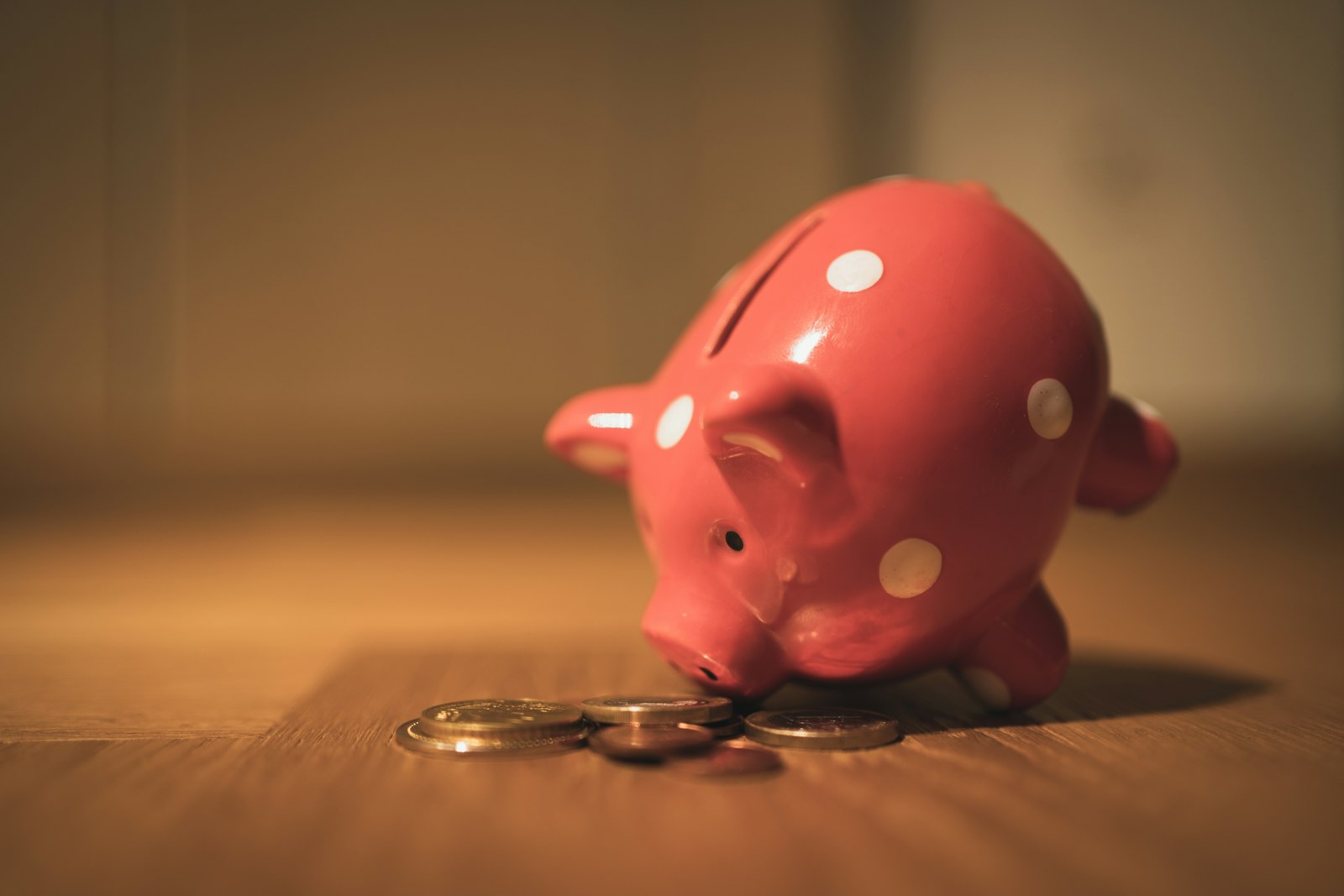 Spaarpot met munten op een keukentafel