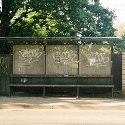 Lege bushalte met reizigers die wachten op een bus die niet komt