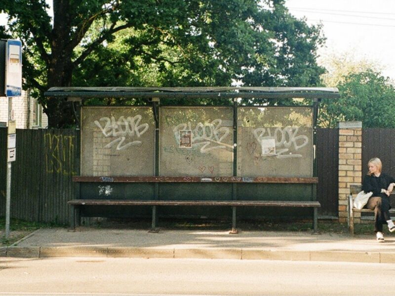 Lege bushalte met reizigers die wachten op een bus die niet komt