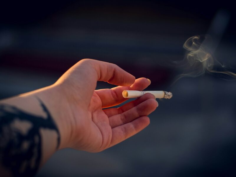 Hand die een sigaret doormidden breekt