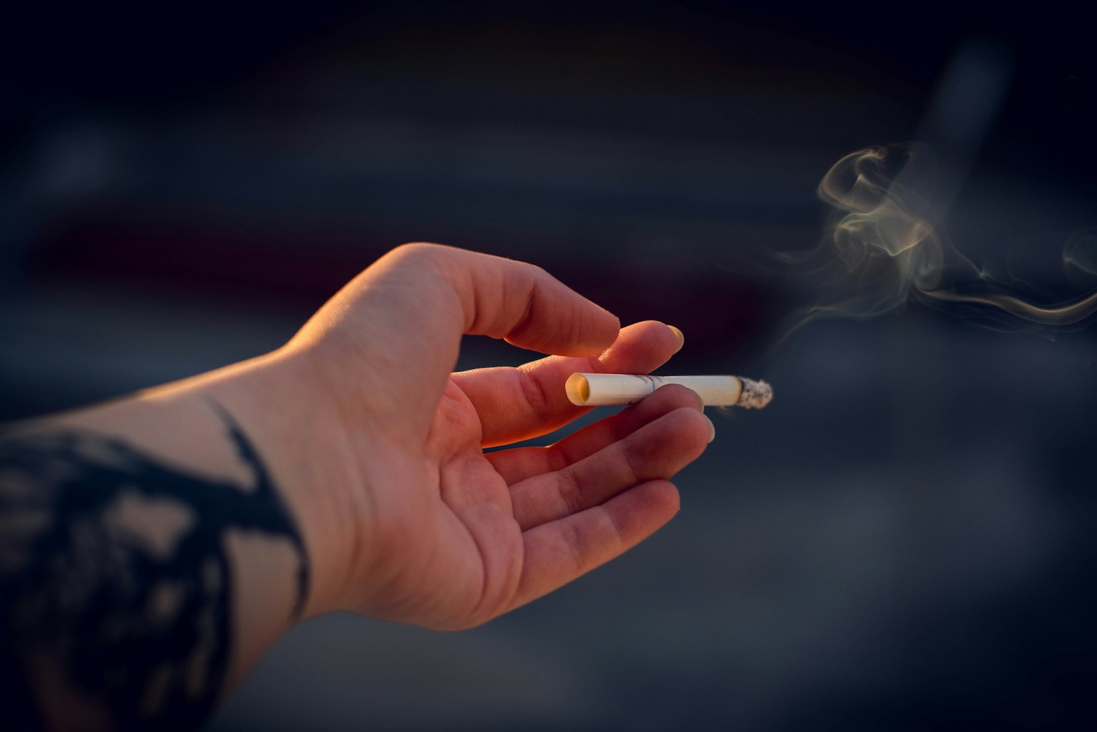 Hand die een sigaret doormidden breekt