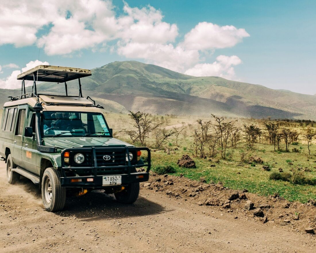 Safarijeep op een zandweg in Tanzania