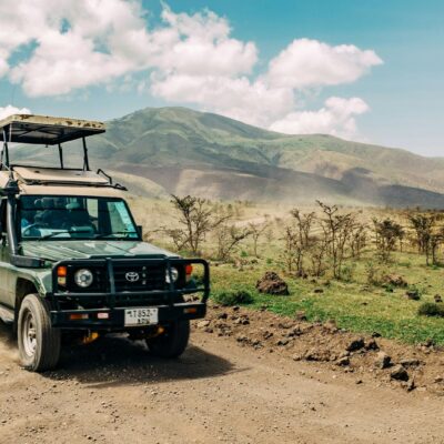 Safarijeep op een zandweg in Tanzania