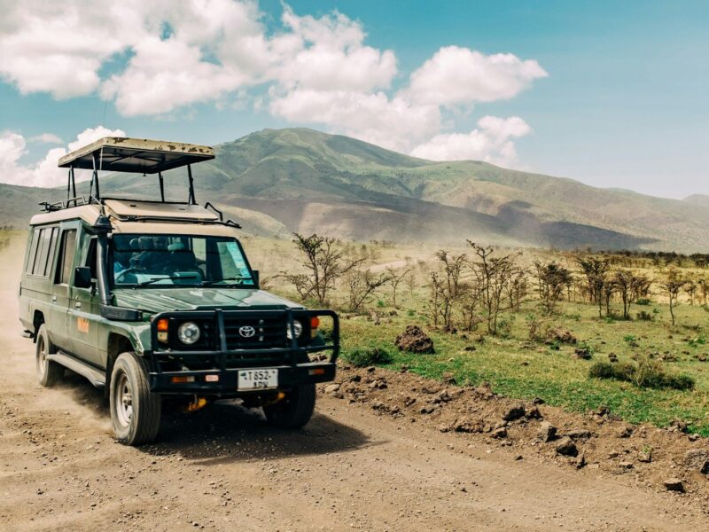 Safarijeep op een zandweg in Tanzania