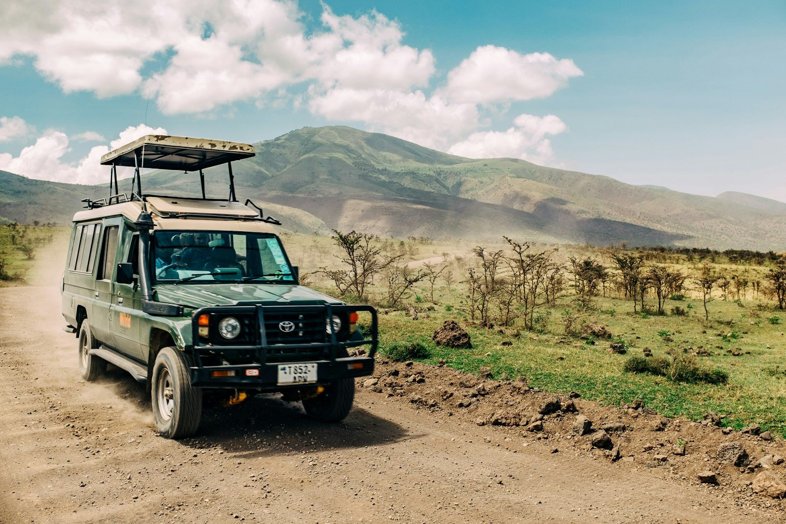 Safarijeep op een zandweg in Tanzania