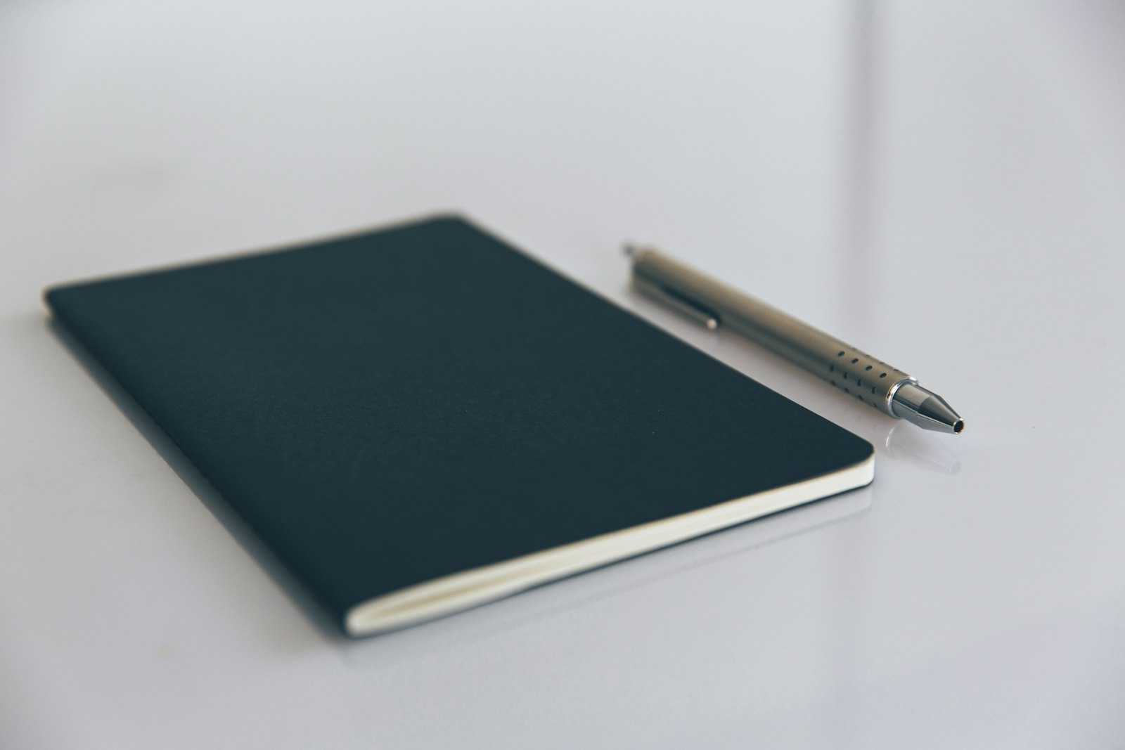 Opengeslagen notitieboek met een gewoontetracker en een pen