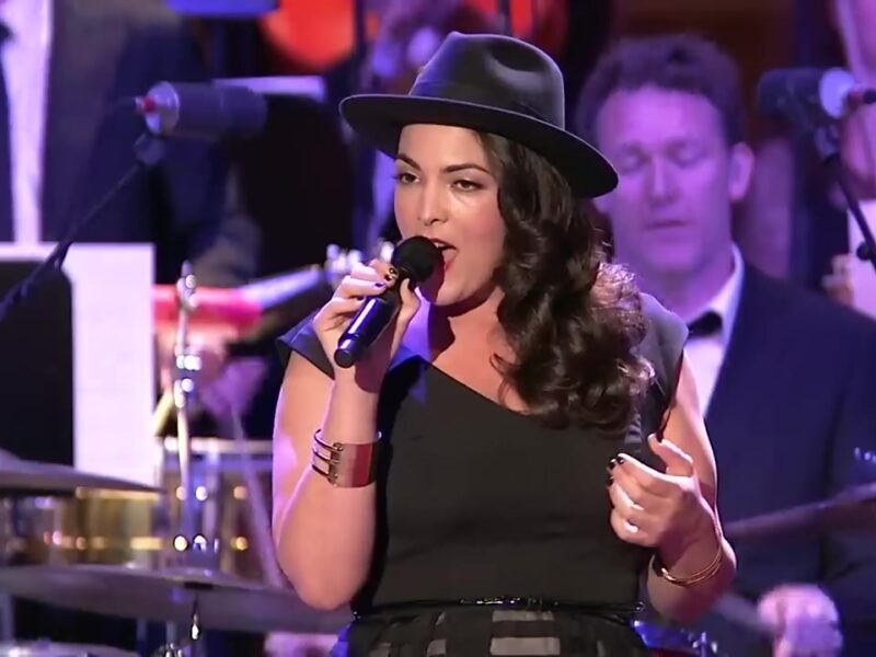 Caro Emerald zingt met hoed en microfoon voor het Metropole Orkest in Het Concertgebouw