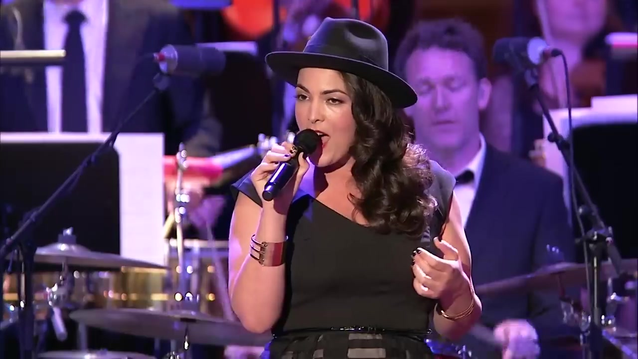 Caro Emerald zingt met hoed en microfoon voor het Metropole Orkest in Het Concertgebouw