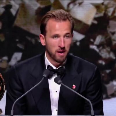 Harry Kane houdt zijn speech bij de uitreiking van de Ballon d'Or, met de gouden bal naast hem