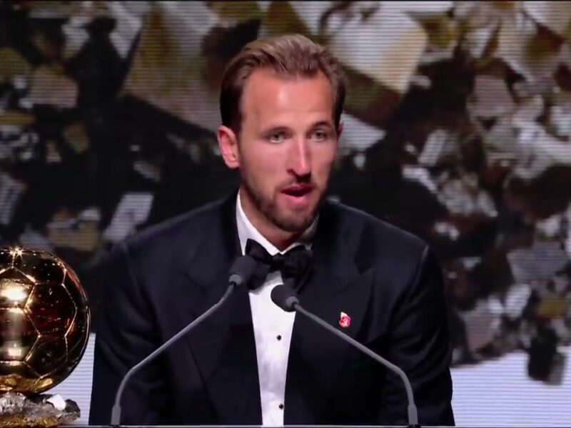 Harry Kane houdt zijn speech bij de uitreiking van de Ballon d'Or, met de gouden bal naast hem