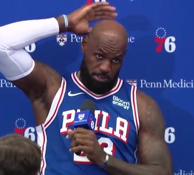 LeBron James in het shirt van de Philadelphia 76ers op de mediadag