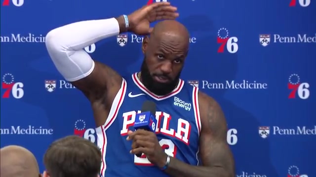 LeBron James in het shirt van de Philadelphia 76ers op de mediadag