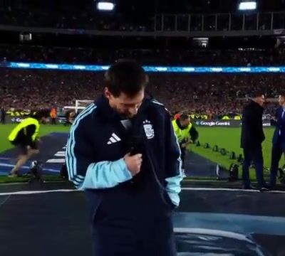 Lionel Messi spreekt het publiek toe tijdens zijn afscheid in het Estadio Monumental