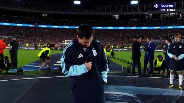 Lionel Messi spreekt het publiek toe tijdens zijn afscheid in het Estadio Monumental