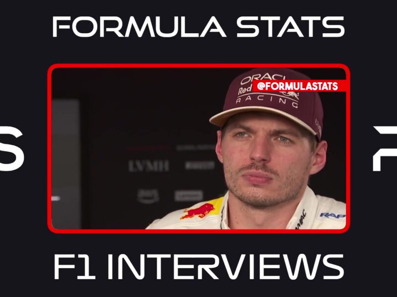 Max Verstappen in zijn Red Bull-pet tijdens een interview na de race