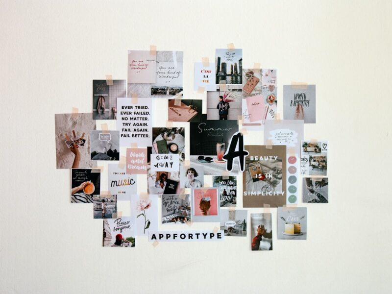 Kurkbord met foto's, kaartjes en notities voor een vision board