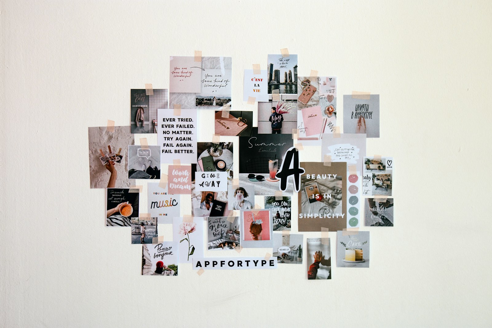Kurkbord met foto's, kaartjes en notities voor een vision board