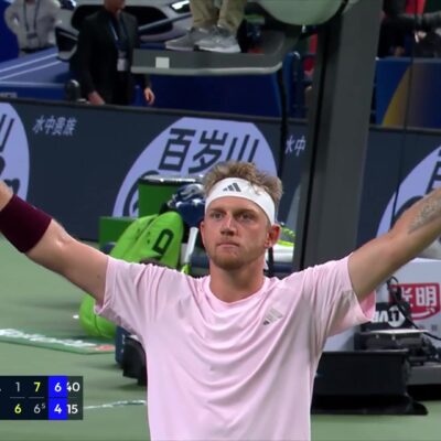 Alejandro Davidovich Fokina juicht met beide armen omhoog na zijn zege in de finale van Shanghai