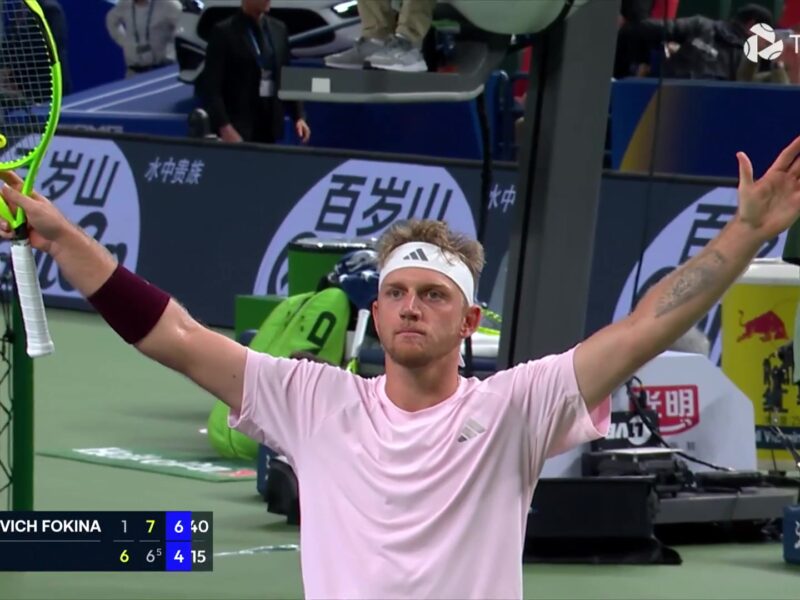 Alejandro Davidovich Fokina juicht met beide armen omhoog na zijn zege in de finale van Shanghai