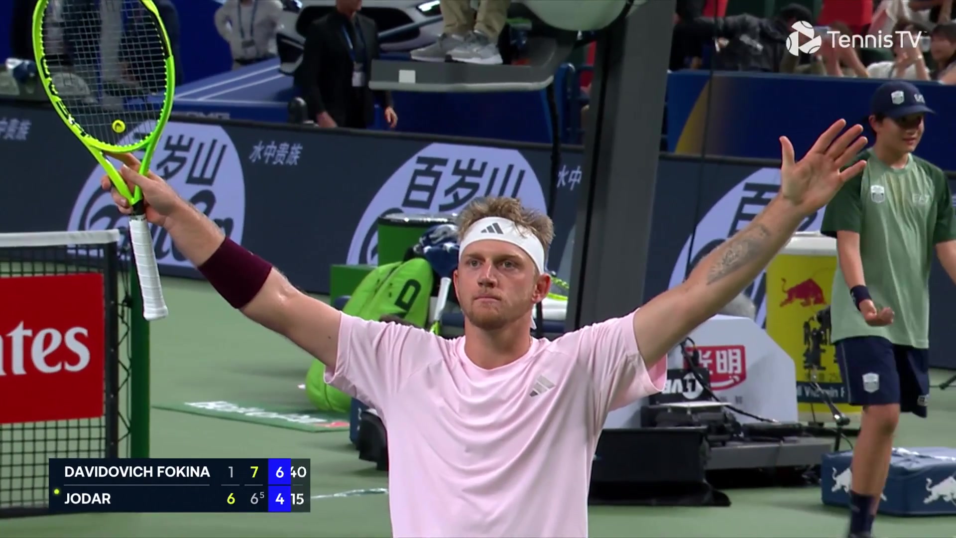 Alejandro Davidovich Fokina juicht met beide armen omhoog na zijn zege in de finale van Shanghai