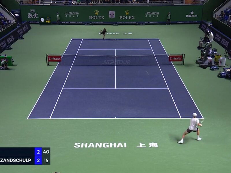 Botic van de Zandschulp op de baan tijdens zijn partij tegen Arthur Fils in Shanghai