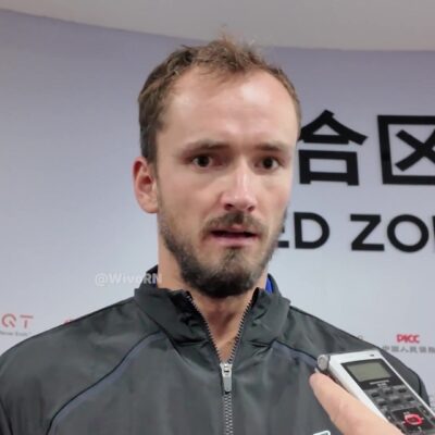 Daniil Medvedev staat de pers te woord na zijn diskwalificatie in Beijing