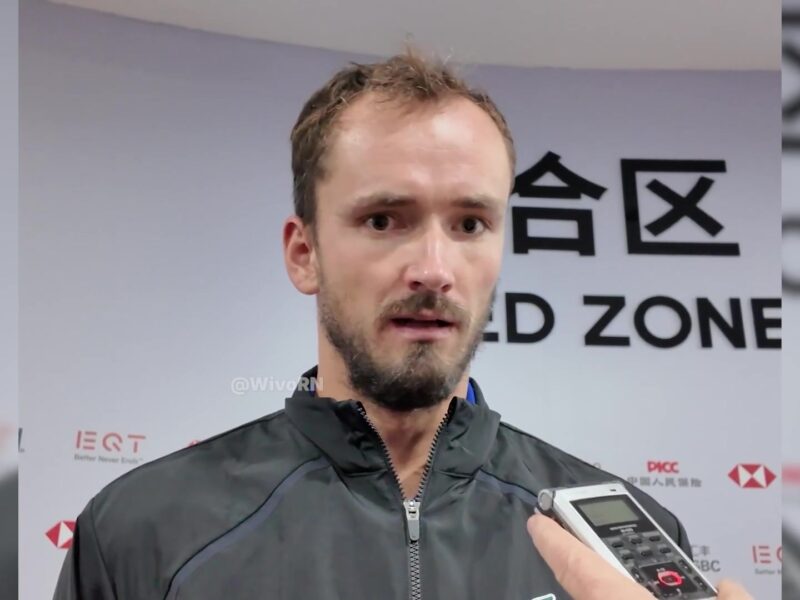 Daniil Medvedev staat de pers te woord na zijn diskwalificatie in Beijing