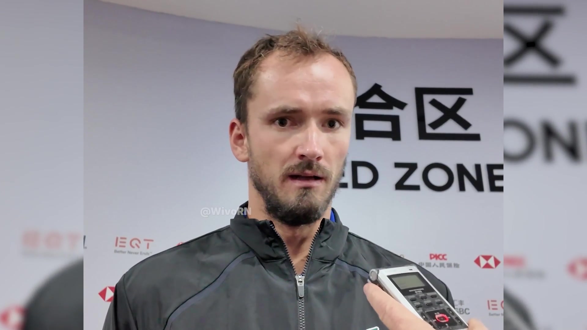 Daniil Medvedev staat de pers te woord na zijn diskwalificatie in Beijing