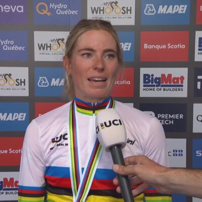 Demi Vollering in de regenboogtrui met gouden medaille na haar wereldtitel in Montreal