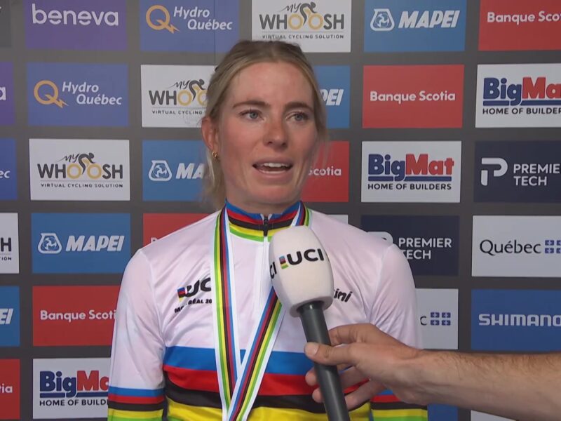 Demi Vollering in de regenboogtrui met gouden medaille na haar wereldtitel in Montreal