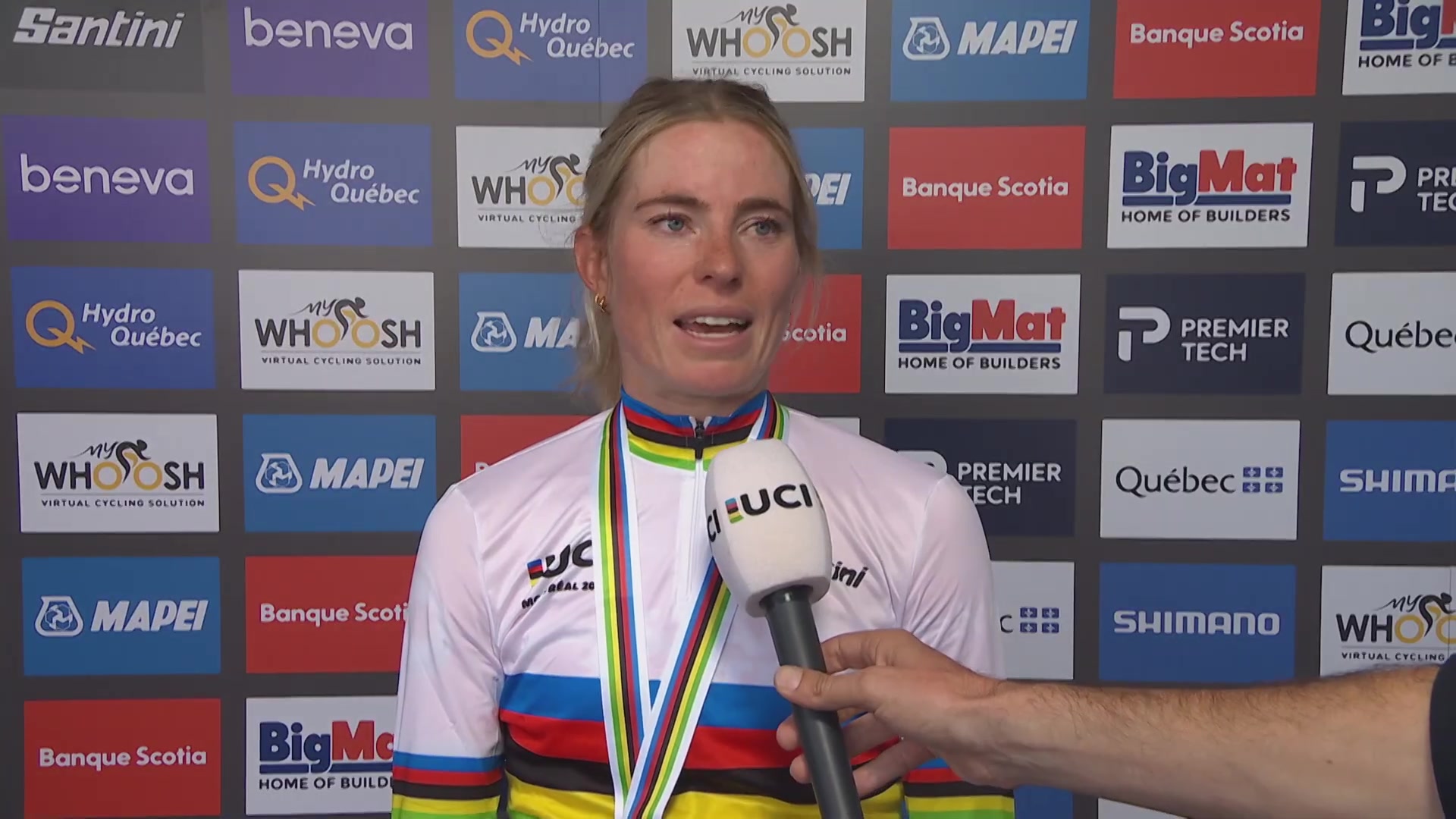 Demi Vollering in de regenboogtrui met gouden medaille na haar wereldtitel in Montreal