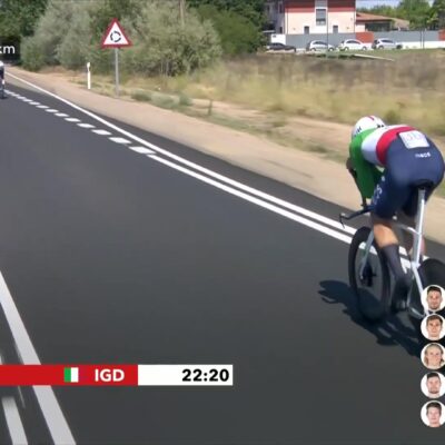 Filippo Ganna op zijn tijdritfiets tijdens een tijdrit in de Vuelta