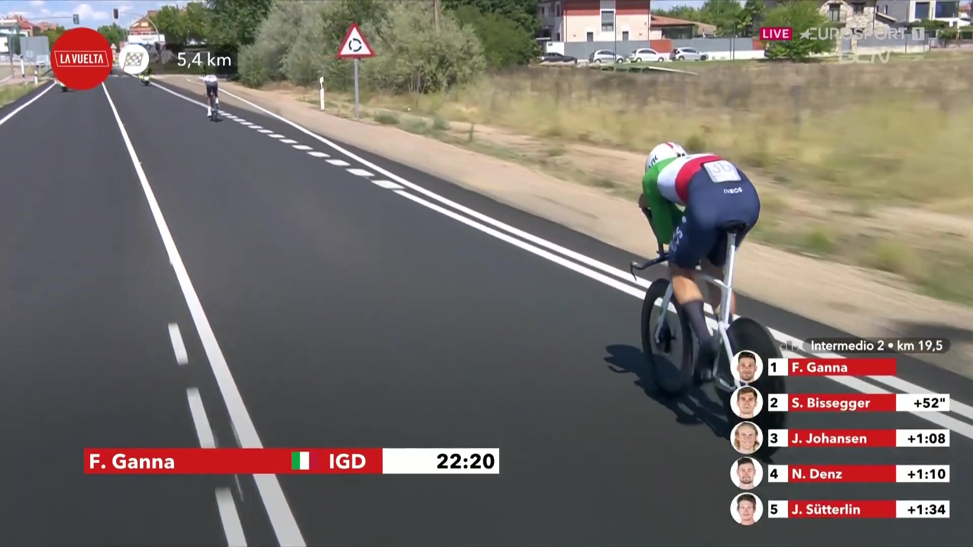 Filippo Ganna op zijn tijdritfiets tijdens een tijdrit in de Vuelta
