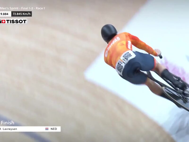 Harrie Lavreysen in de oranje trui in de finale van de sprint op het WK baanwielrennen 2026