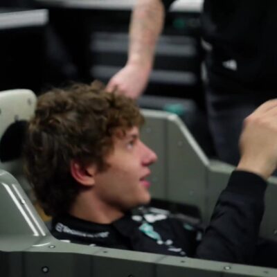 Kimi Antonelli zit in de stoelmal van zijn Mercedes in de fabriek