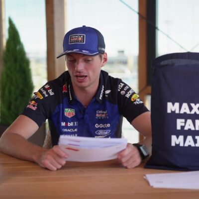 Max Verstappen leest fanpost voor in een video van Formula 1