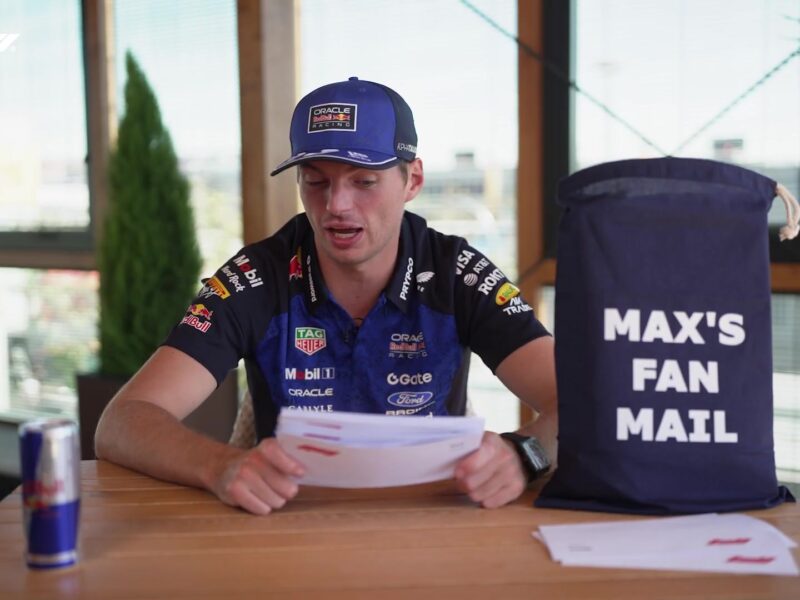 Max Verstappen leest fanpost voor in een video van Formula 1