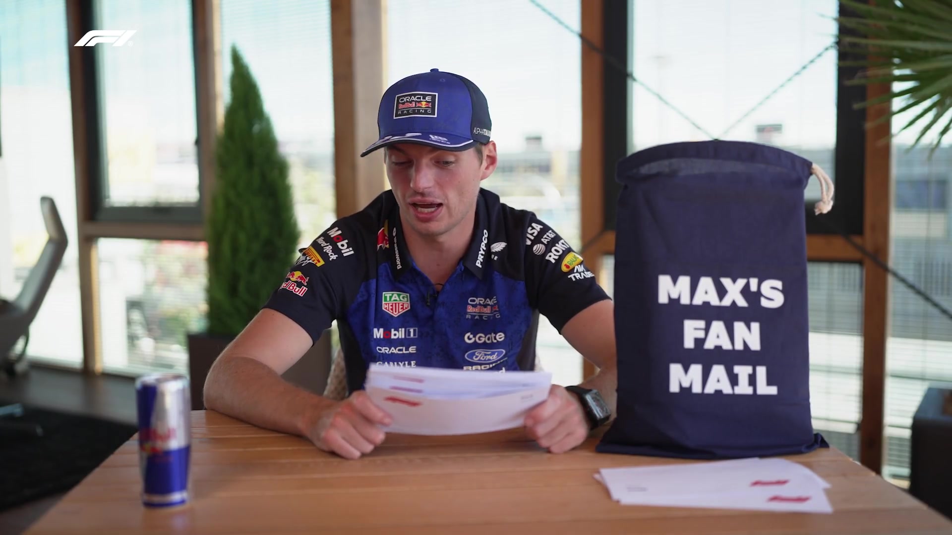 Max Verstappen leest fanpost voor in een video van Formula 1