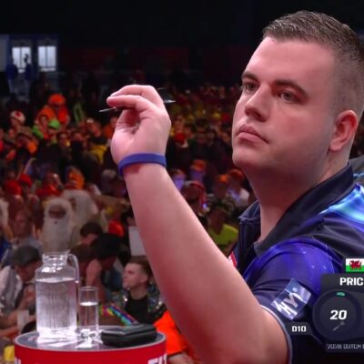 Niels Zonneveld gooit een pijl tijdens zijn partij tegen Gerwyn Price op het Dutch Darts Championship in Maastricht