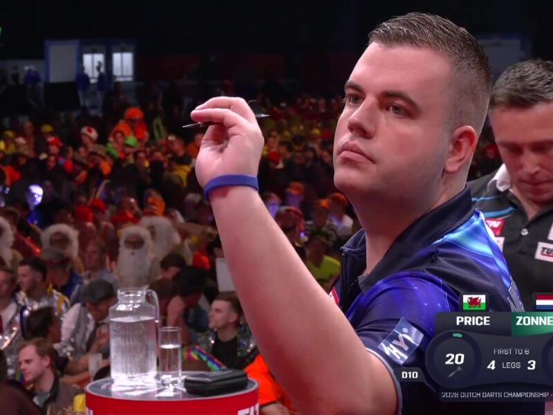 Niels Zonneveld gooit een pijl tijdens zijn partij tegen Gerwyn Price op het Dutch Darts Championship in Maastricht