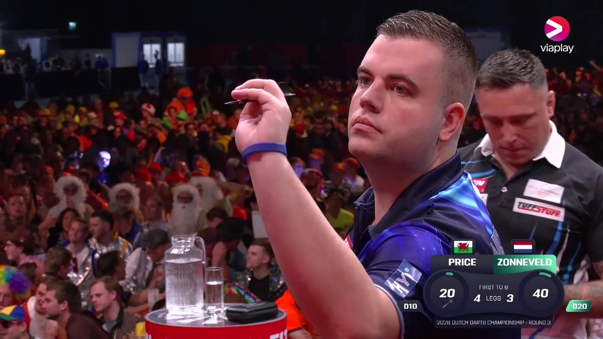 Niels Zonneveld gooit een pijl tijdens zijn partij tegen Gerwyn Price op het Dutch Darts Championship in Maastricht