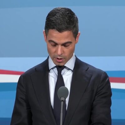 Minister-president Rob Jetten tijdens een persconferentie achter het spreekgestoelte