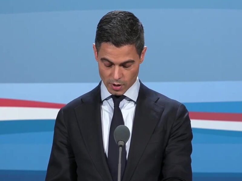 Minister-president Rob Jetten tijdens een persconferentie achter het spreekgestoelte