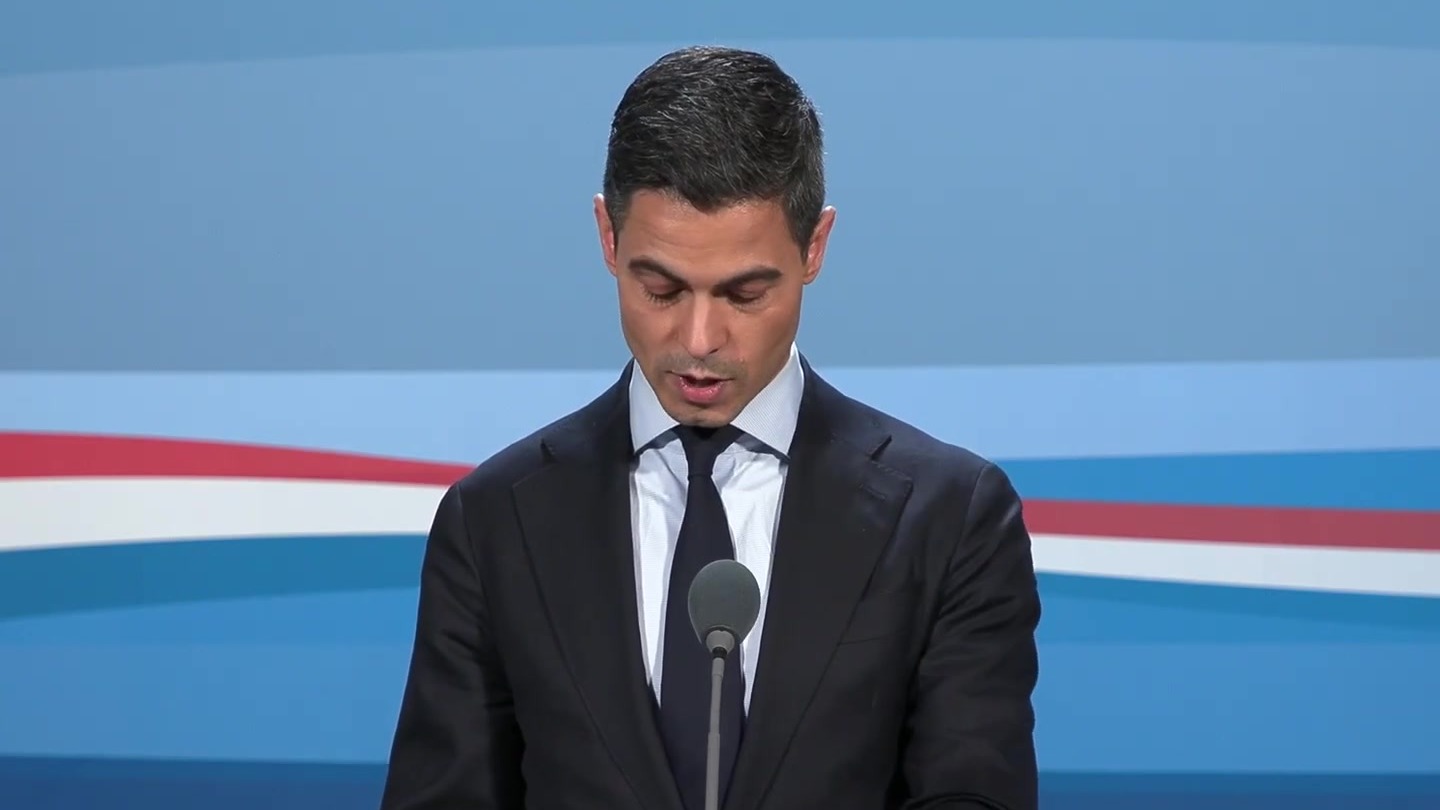 Minister-president Rob Jetten tijdens een persconferentie achter het spreekgestoelte