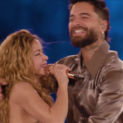 Shakira zingt samen met Maluma tijdens een concert van haar wereldtournee
